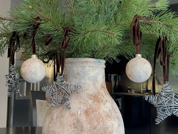 vaza su papuošimais