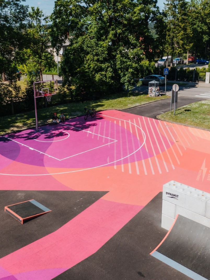 Renovuotas Cėsio riedlenčių parkas traukia jaunimą rausvais ir violetiniais atspalviais