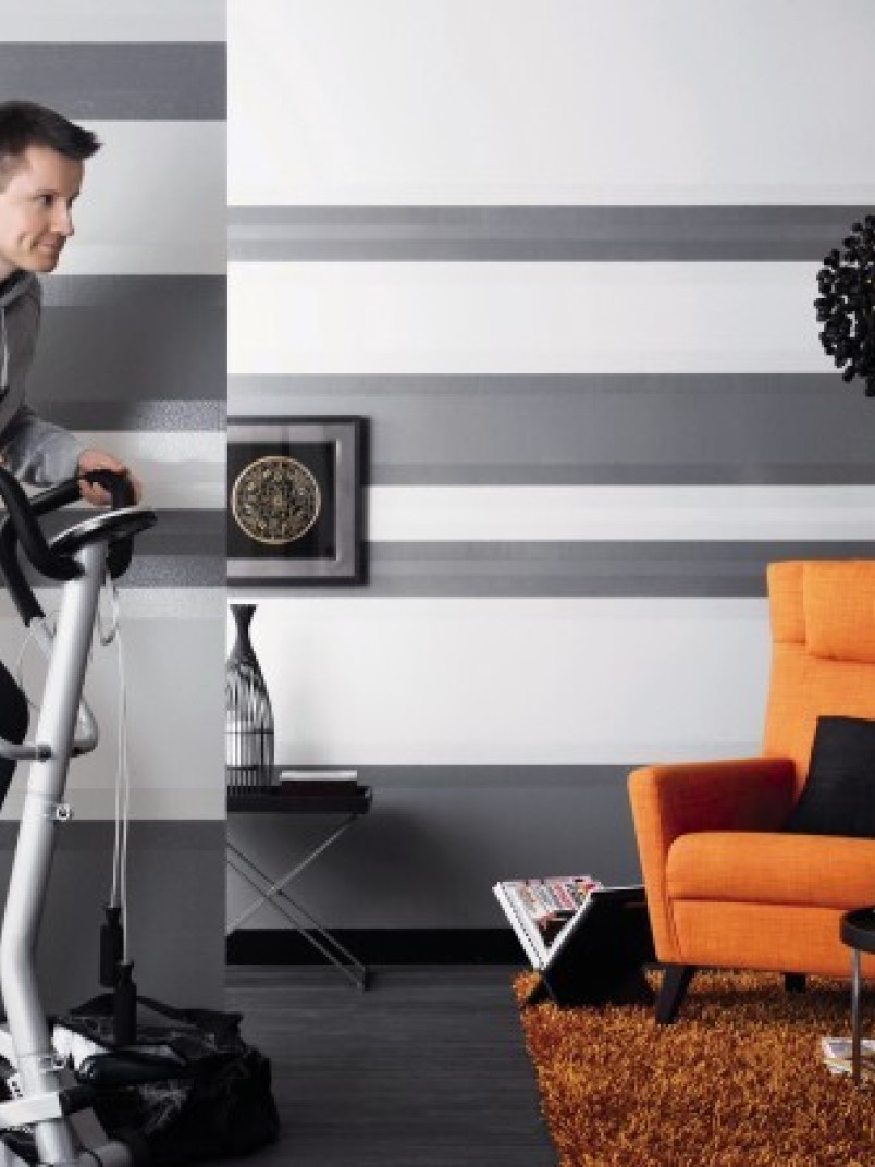 Juostomis dekoruotas darbo kambarys