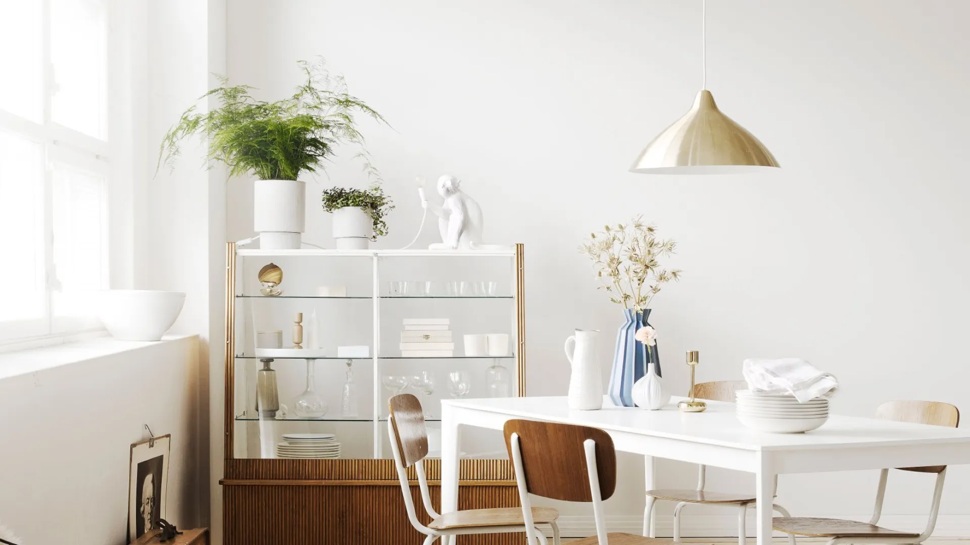 living room with light colour walls and dinner table set