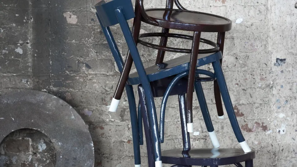 Kėdės baltais kojų galais