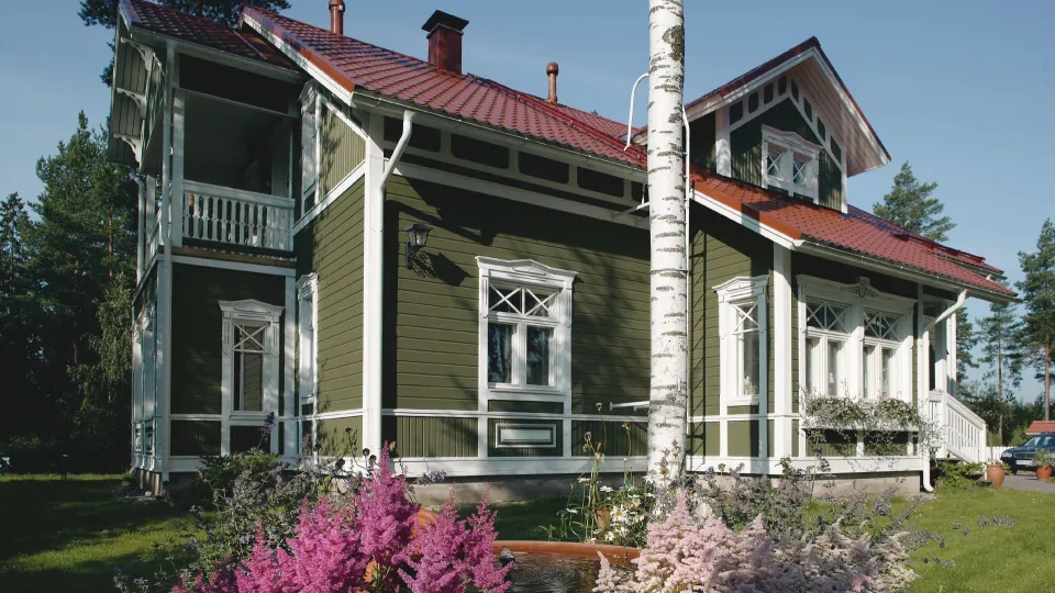 painting wooden house exterior