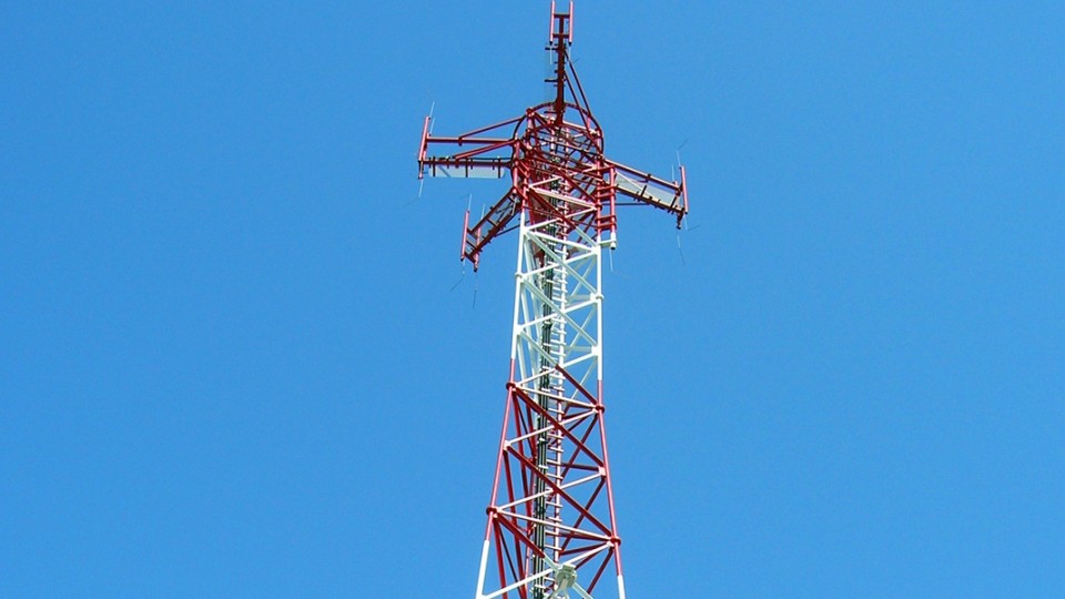 Mobiliojo ryšio bokštai ir elektros linijos