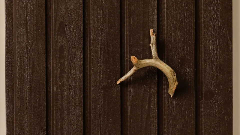 Populiari ruda medinių fasadų spalva – „Peikko“ (Q707)