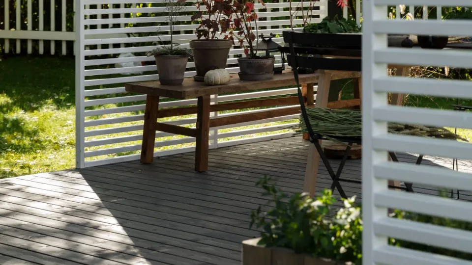 pavėsinė nudažyta šviesiais dažais