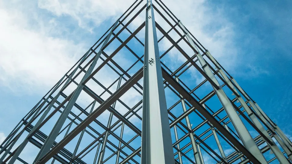 Vandeninių ir tirpiklinių metalo dangų skirtumai ir panašumai