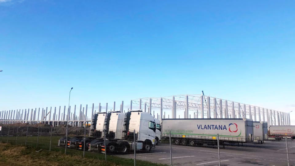 Daugiau kaip 5 000 litrų dažų - naujų logistikos centro sandėlių metalinėms konstrukcijoms