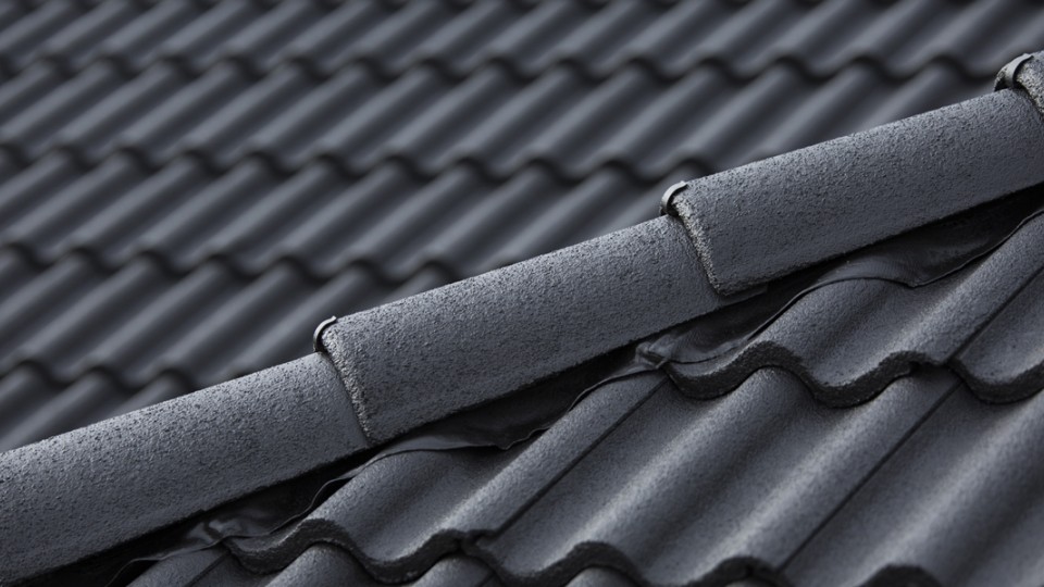 Gaminiai betonine danga dengtiems šlaitiniams stogams