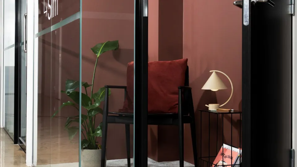 2022 metų spalvų kolekcijos „Color Now“ spalvos – biuro interjere