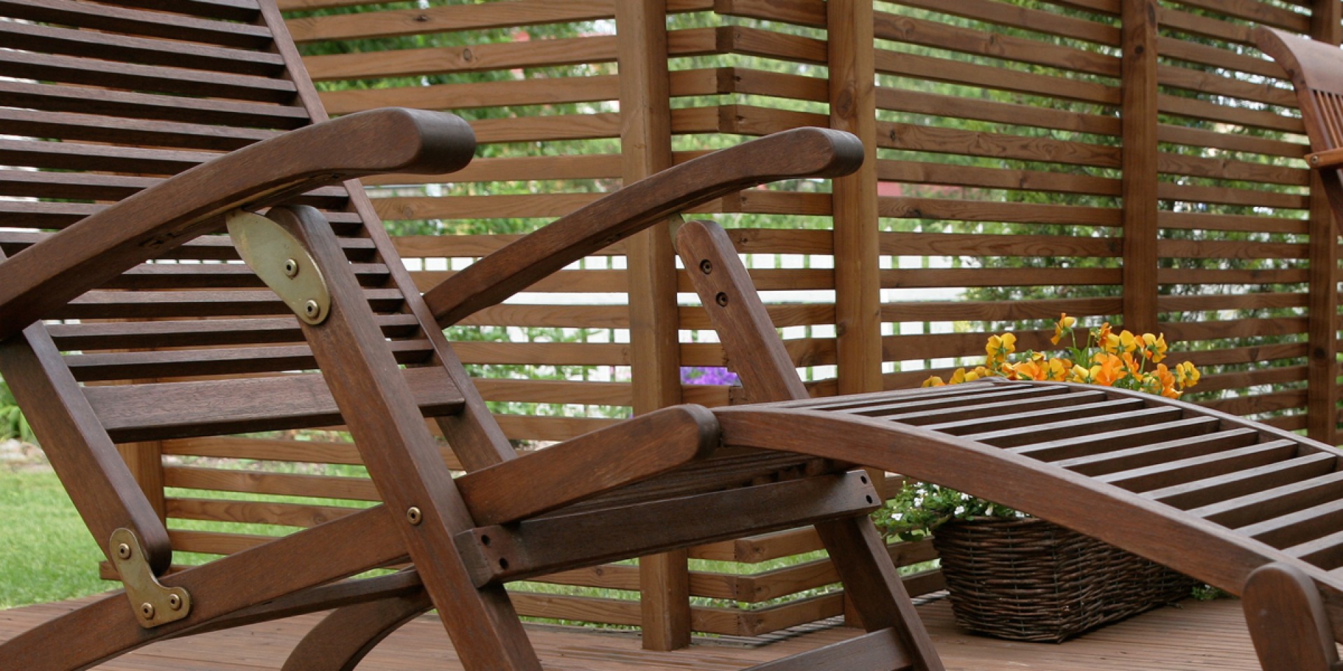 Fast-drying stain solutions for garden furniture