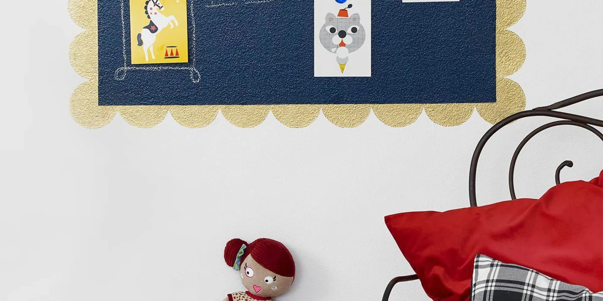 Cirko tematikos kambario siena, ant kurios galima piešti kreida