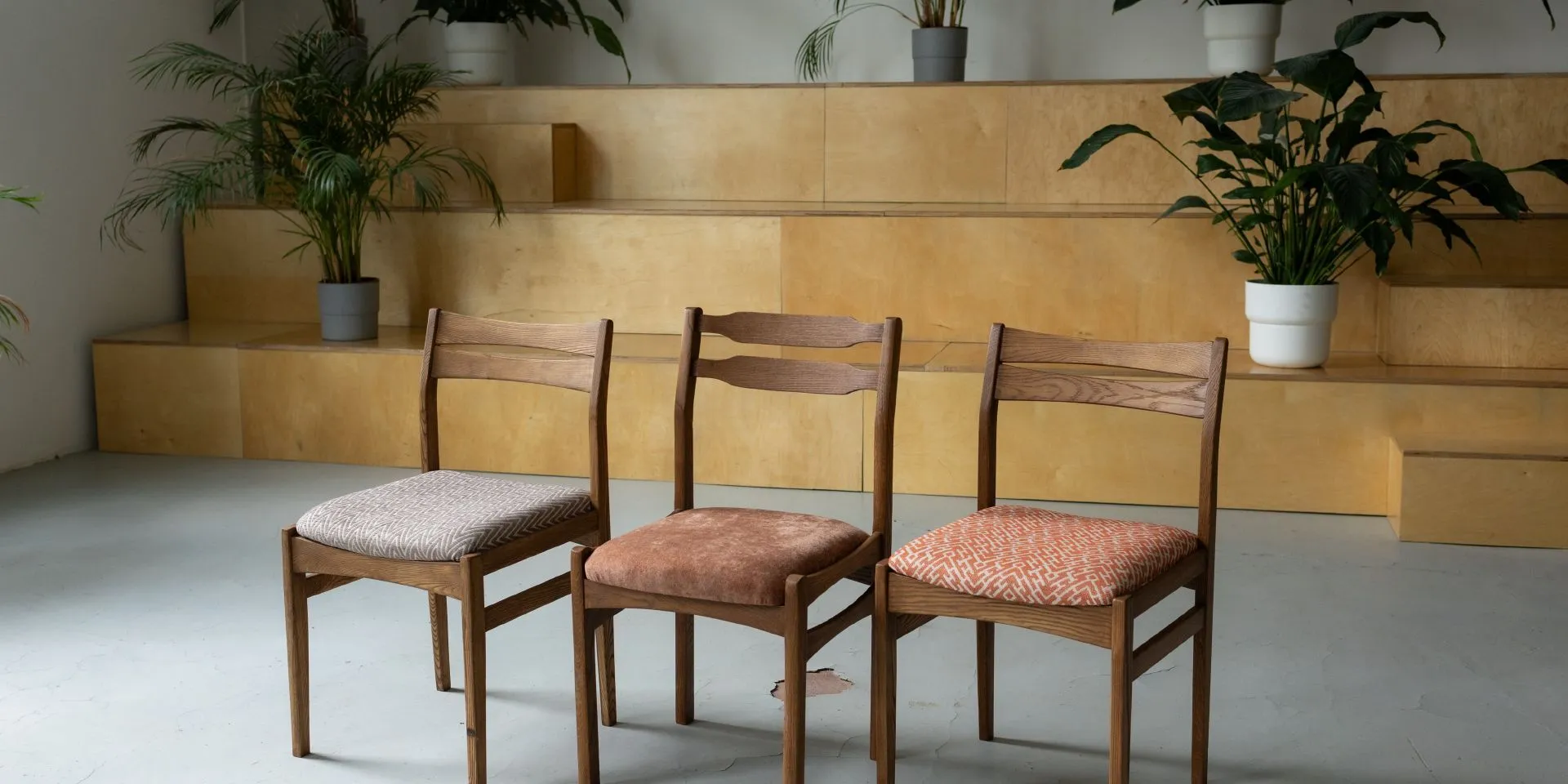 Tvarią kėdžių transformaciją užfiksavo fotografė Monika Pietarytė.