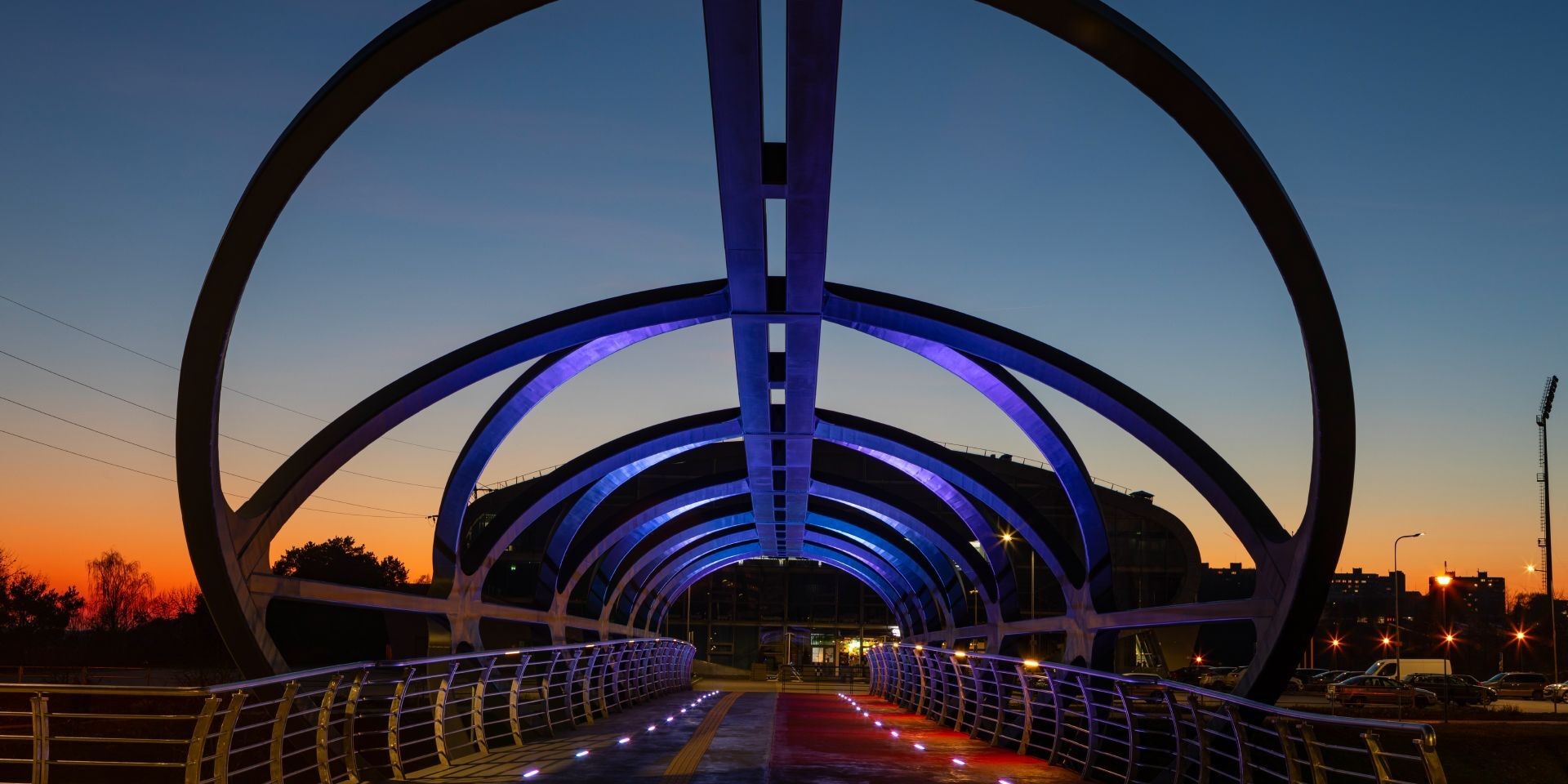 Išmanus ir spalvingas pėsčiųjų tiltas 