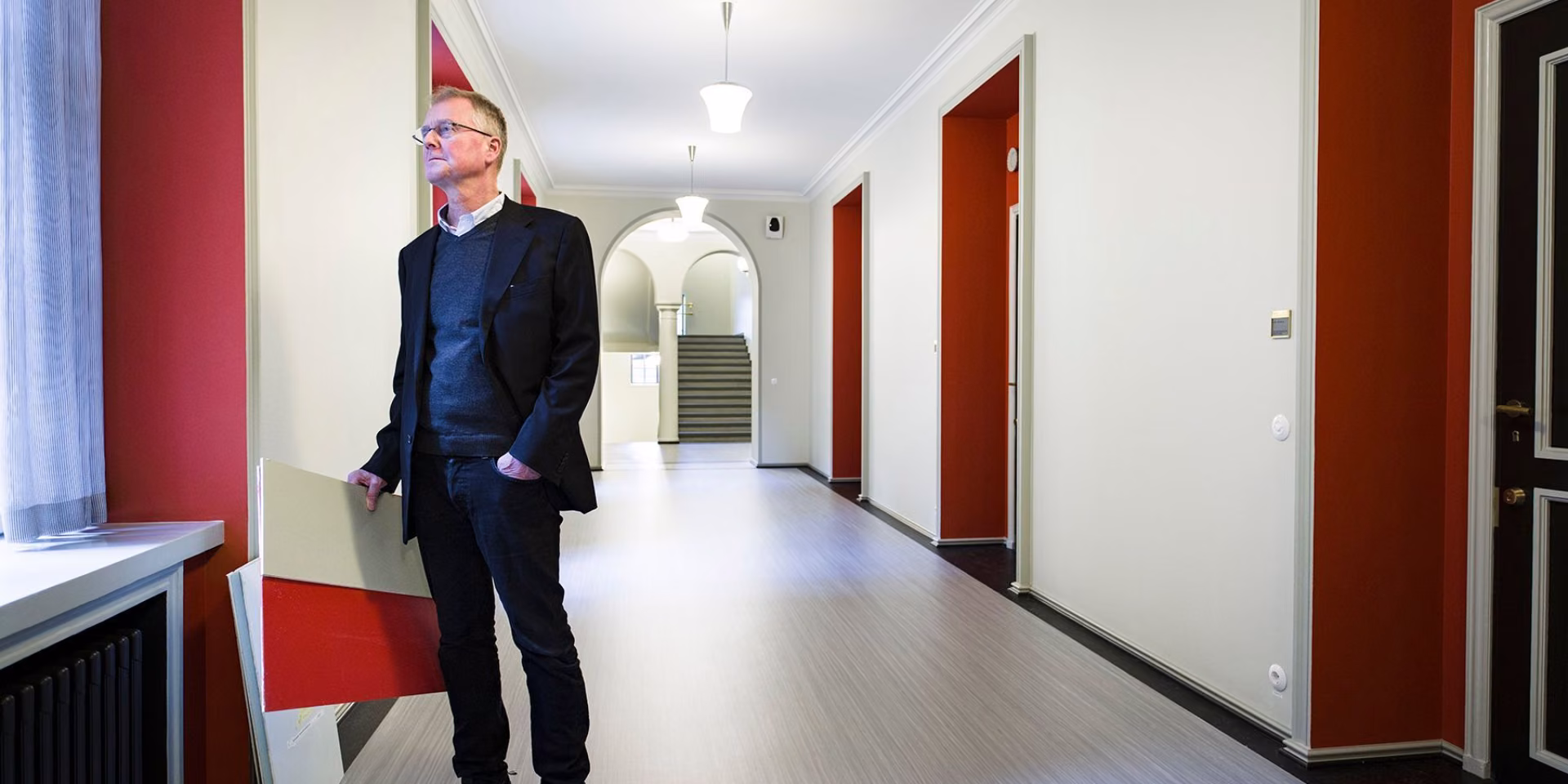 Parlamento rūmų renovacijai vadovavęs architektas Peteris Verhe perdažytame pagrindinio pastato trečiojo aukšto koridoriuje.