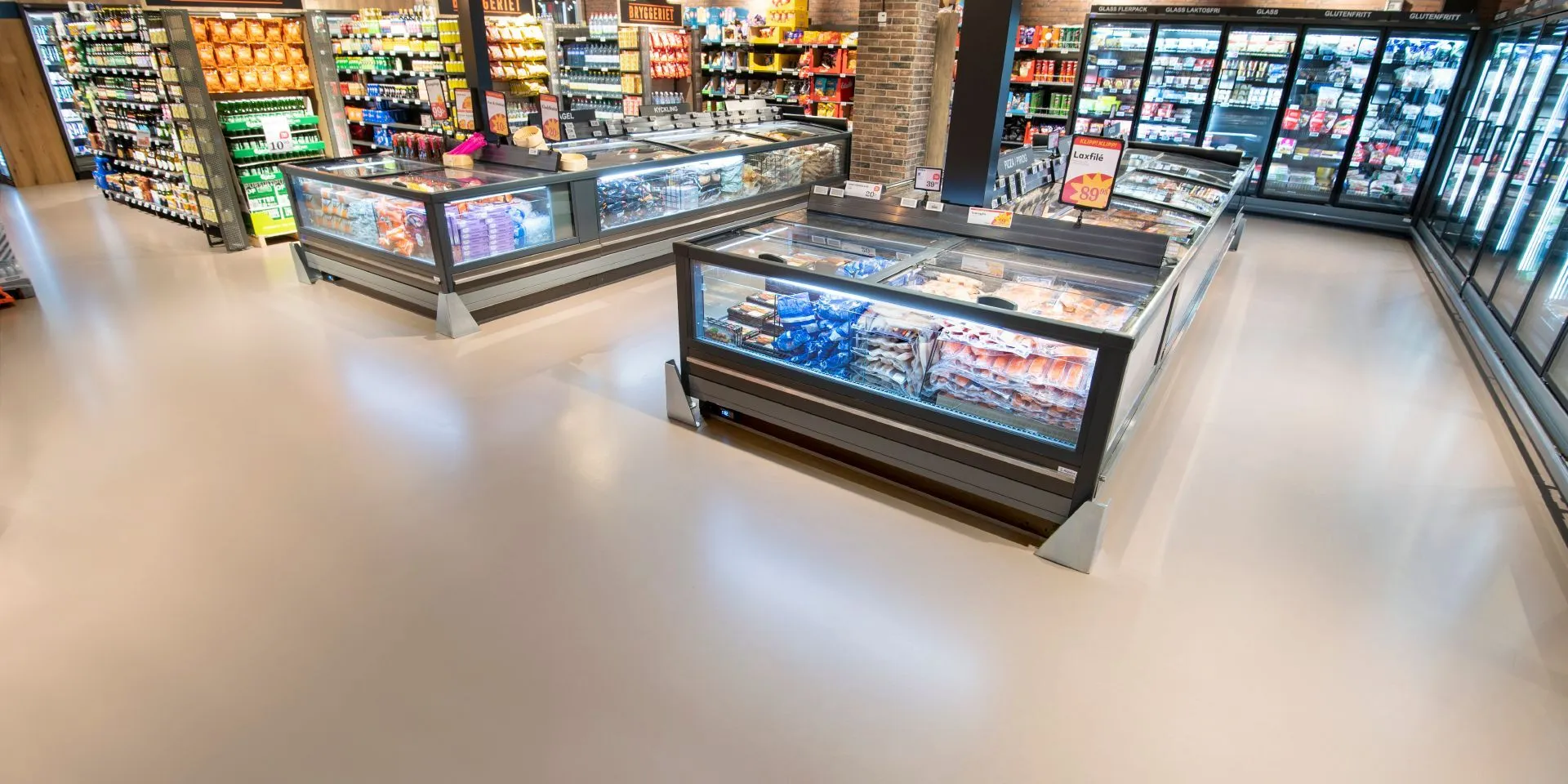 Prekybos centre „Sickla Galleria“ įsikūrusi parduotuvė „Hemköp“, prekiaujanti tvariai pagamintais maisto produktais, akcentuoja valgymo teikiamą malonumą. 