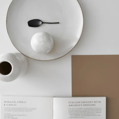 Riikka Kantinkoski sienas nudažė šokoladine spalva