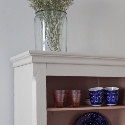 Dažyta senovinė spintelė