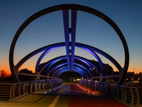 Išmanus ir spalvingas pėsčiųjų tiltas 