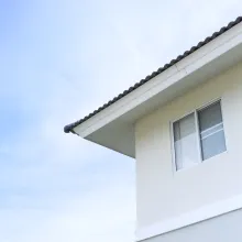 Baltas mineralinis fasadas