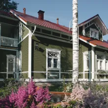 painting wooden house exterior