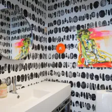 vonios kambarys juodai baltu raštu