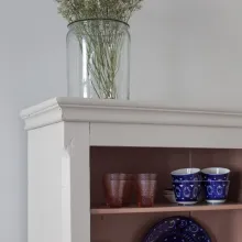 Dažyta senovinė spintelė