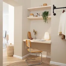 Žemės atspalvių darbo kambarys namuose