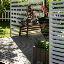 pavėsinė nudažyta šviesiais dažais