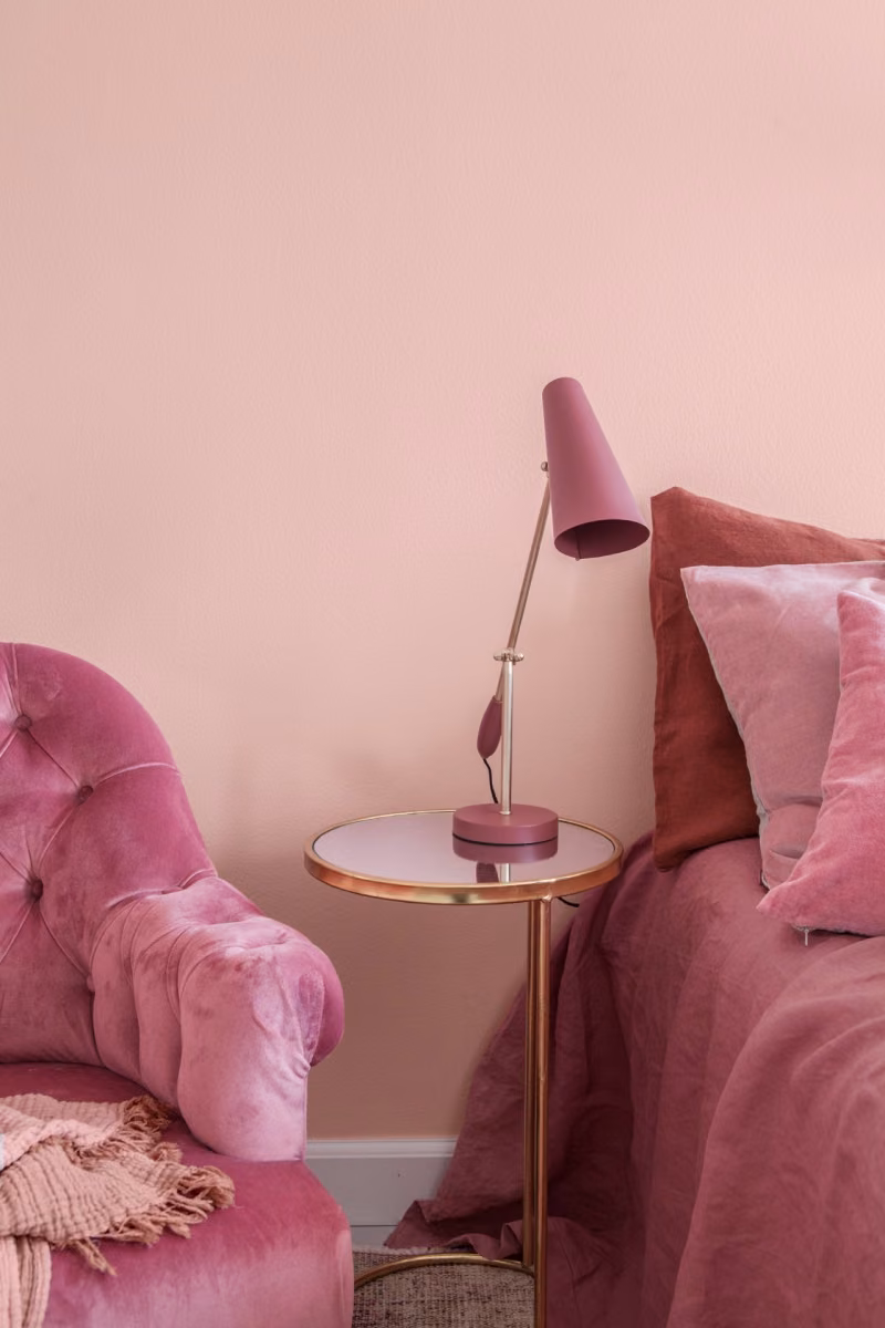 rausvos flamingo spalvos siena miegamajame
