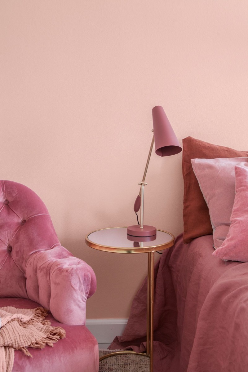 rausvos flamingo spalvos siena miegamajame