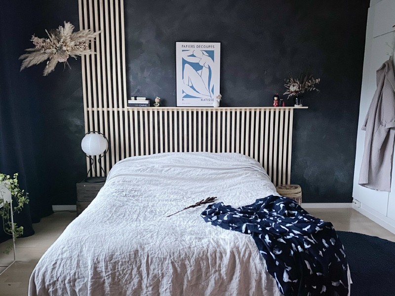  miegamasis su mėlynos spalvos siena ir natūralių medžiagų dekoracijomis